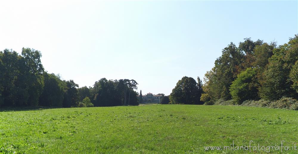 Arcore (Monza e Brianza) - Il prato a centro del parco di Villa Borromeo d'Adda